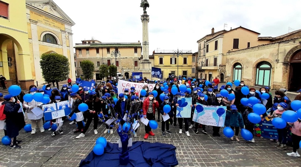 Ferentino, piazza Matteotti si tinge di blu